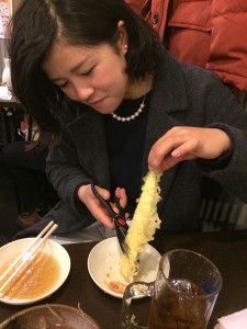 天ぷらをはさみで切る
