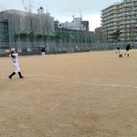 区民たちがグラウンドに