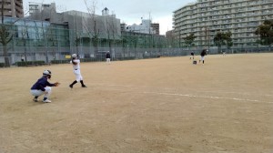 区民たちがグラウンドに