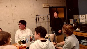 どんちゃん騒ぎする